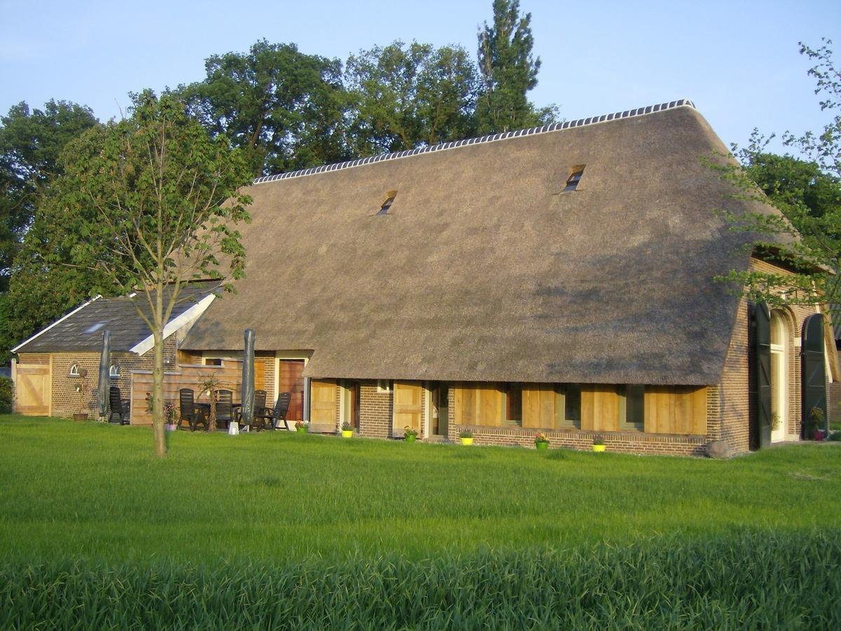 Staying In A Thatched Barn With Bedroom Achterhoek Geesteren  Eksteriør billede